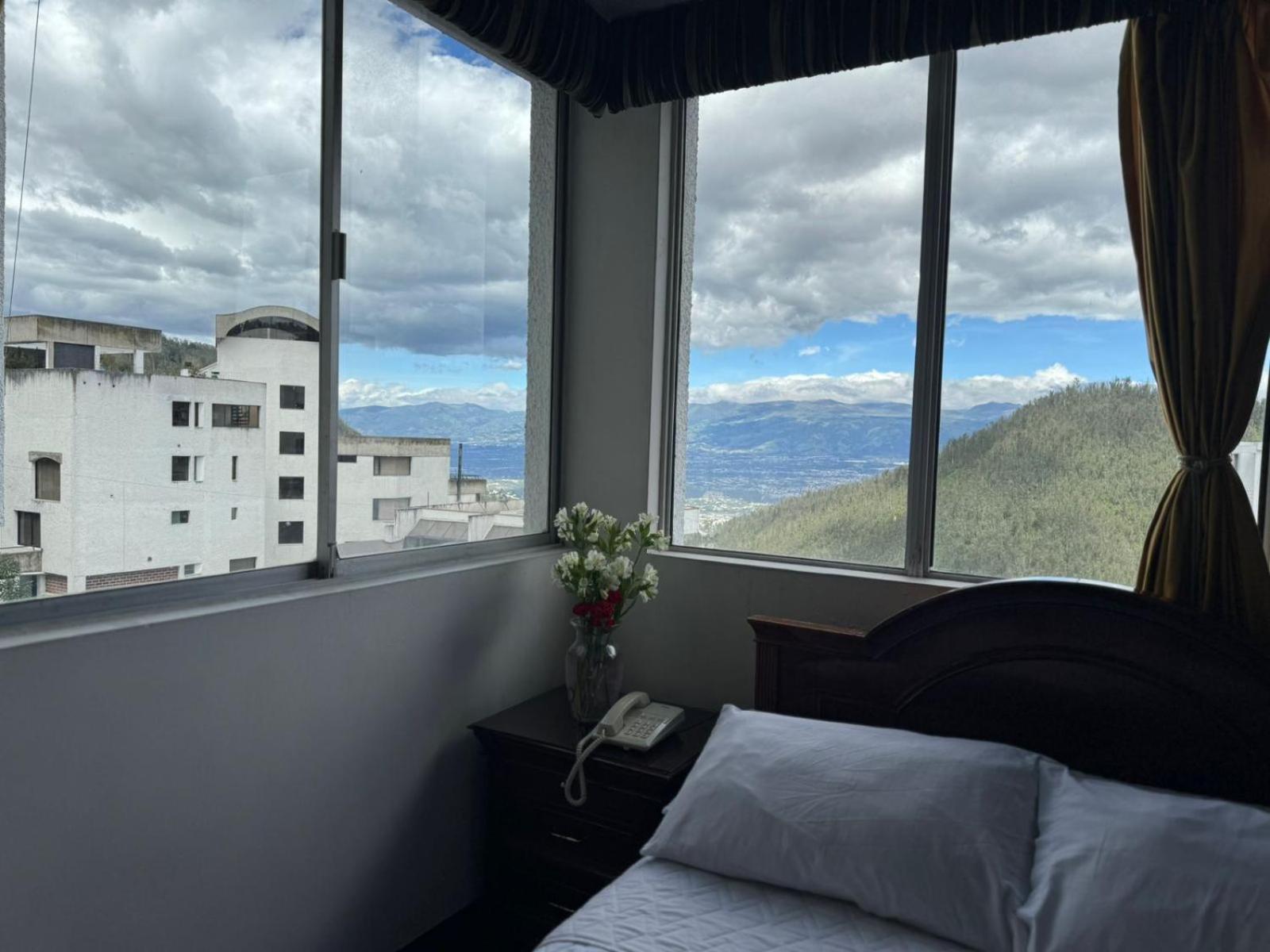 Suites & Hotel Gonzalez Suarez Quito Exterior photo